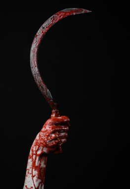 kanlı bir Orak tutan el, orak kanlı, kanlı tırpan, kanlı Tema, halloween Tema, siyah arka plan, izole, katil, psikopat, eşkıya, kanlı bir bıçak, kanlı eller zombi, acımasızı