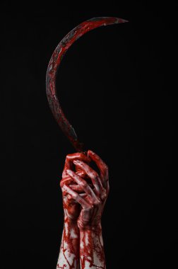 kanlı bir Orak tutan el, orak kanlı, kanlı tırpan, kanlı Tema, halloween Tema, siyah arka plan, izole, katil, psikopat, eşkıya, kanlı bir bıçak, kanlı eller zombi, acımasızı