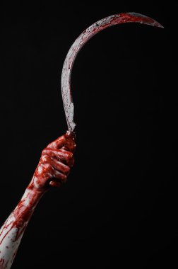 kanlı bir Orak tutan el, orak kanlı, kanlı tırpan, kanlı Tema, halloween Tema, siyah arka plan, izole, katil, psikopat, eşkıya, kanlı bir bıçak, kanlı eller zombi, acımasızı