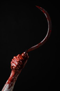 kanlı bir Orak tutan el, orak kanlı, kanlı tırpan, kanlı Tema, halloween Tema, siyah arka plan, izole, katil, psikopat, eşkıya, kanlı bir bıçak, kanlı eller zombi, acımasızı