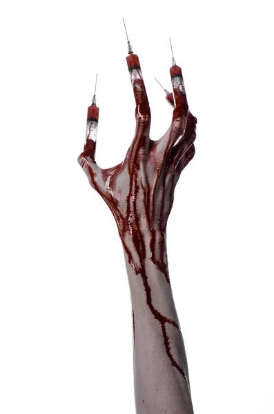 Кривава рука з шприцом на пальцях, пальці шприци, ручні шприци, жахлива кривава рука, тема Хеллоуїна, зомбі-лікар, білий фон, ізольовані — стокове фото