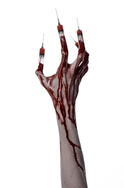 Mão ensanguentada com seringa nos dedos dos pés, seringas de dedos dos pés, seringas de mão, mão sangrenta horrível, tema de Halloween, médico zumbi, fundo branco, isolado — Fotografia de Stock