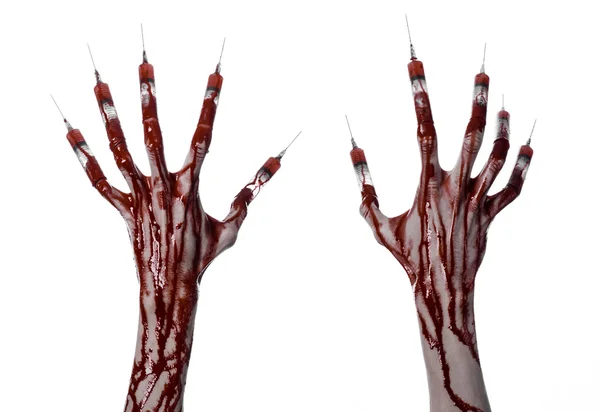 Mão ensanguentada com seringa nos dedos dos pés, seringas de dedos dos pés, seringas de mão, mão sangrenta horrível, tema de Halloween, médico zumbi, fundo branco, isolado — Fotografia de Stock