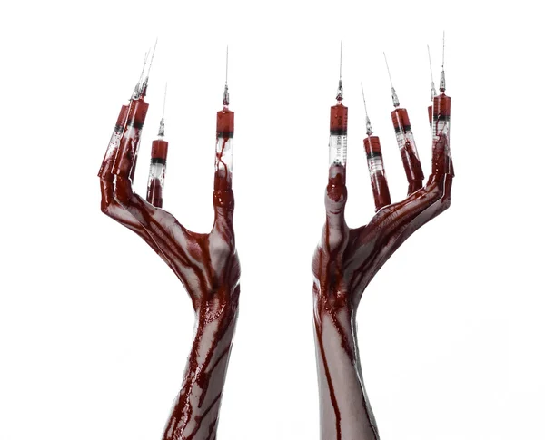 指、つま先注射器、手の注射器、恐ろしい流血手、ハロウィーンのテーマ、ゾンビの医者、白い背景に、分離された注射器で血まみれの手 — ストック写真