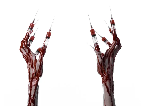 Bloedige hand met spuit op de vingers, tenen spuiten, hand spuiten, verschrikkelijk bloedige hand, halloween thema, zombie arts, witte achtergrond, geïsoleerd — Stockfoto