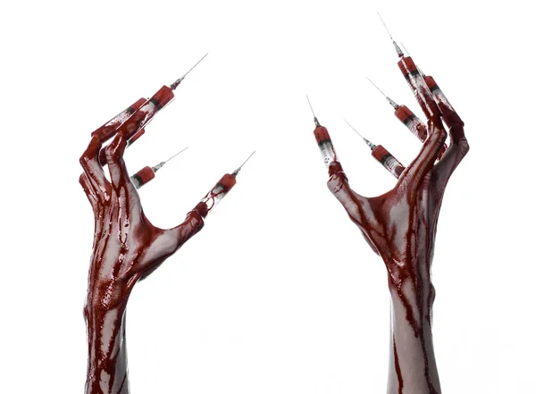 Bloedige hand met spuit op de vingers, tenen spuiten, hand spuiten, verschrikkelijk bloedige hand, halloween thema, zombie arts, witte achtergrond, geïsoleerd — Stockfoto