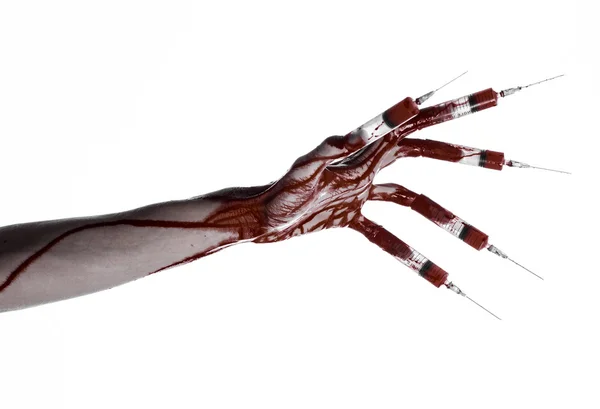 Blodiga hand med spruta på fingrar, tår sprutor, hand sprutor, fruktansvärda blodiga hand, halloween-tema, zombie läkare, vit bakgrund, isolerade — Stockfoto
