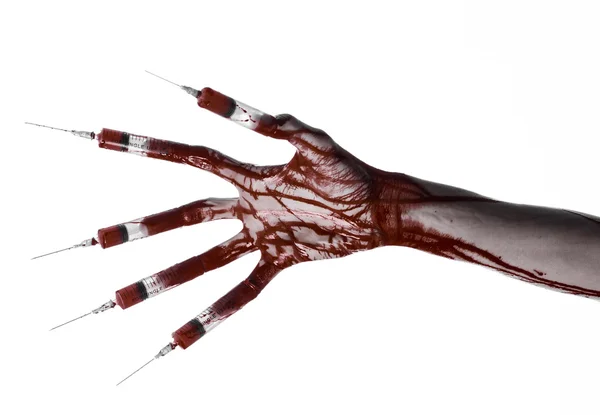 Main sanglante avec seringue sur les doigts, seringues orteils, seringues à main, horrible main sanglante, thème d'Halloween, médecin zombie, fond blanc, isolé — Photo