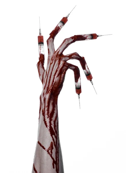 Bloedige hand met spuit op de vingers, tenen spuiten, hand spuiten, verschrikkelijk bloedige hand, halloween thema, zombie arts, witte achtergrond, geïsoleerd — Stockfoto