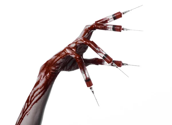 Verinen käsi ruisku sormilla, varpaat ruiskut, käsiruiskut, kamala verinen käsi, halloween teema, zombie lääkäri, valkoinen tausta, eristetty — kuvapankkivalokuva