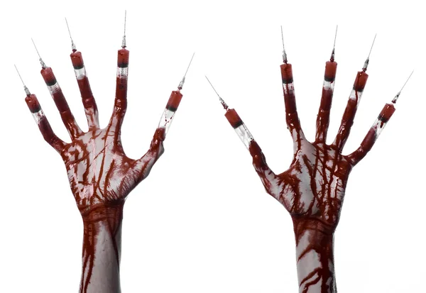 Krvavá ruka s injekční stříkačkou na prsty, prsty stříkačky, ruční stříkačky, hrozné krvavé ruce, halloween téma, zombie lékaře, bílé pozadí, izolované — Stock fotografie