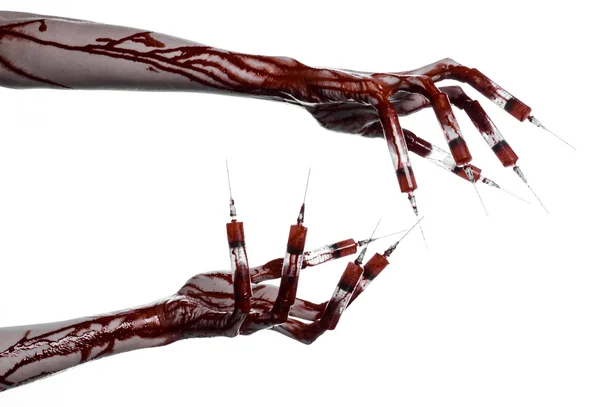 Blutige Hand mit Spritze an den Fingern, Zehen Spritzen, Handspritzen, schreckliche blutige Hand, Halloween-Thema, Zombie-Arzt, weißer Hintergrund, isoliert — Stockfoto