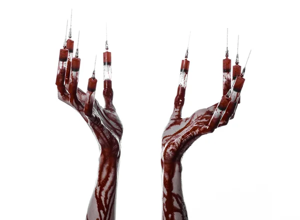 Bloedige hand met spuit op de vingers, tenen spuiten, hand spuiten, verschrikkelijk bloedige hand, halloween thema, zombie arts, witte achtergrond, geïsoleerd — Stockfoto