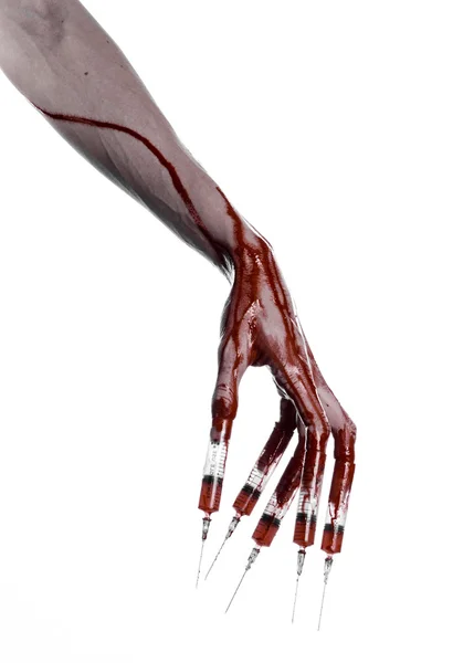 Blodiga hand med spruta på fingrar, tår sprutor, hand sprutor, fruktansvärda blodiga hand, halloween-tema, zombie läkare, vit bakgrund, isolerade — Stockfoto