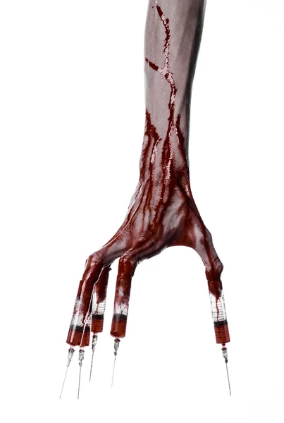 Blutige Hand mit Spritze an den Fingern, Zehen Spritzen, Handspritzen, schreckliche blutige Hand, Halloween-Thema, Zombie-Arzt, weißer Hintergrund, isoliert — Stockfoto