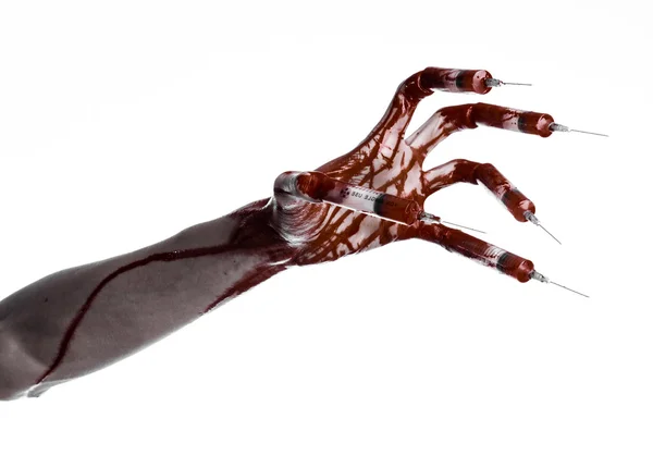 Bloedige hand met spuit op de vingers, tenen spuiten, hand spuiten, verschrikkelijk bloedige hand, halloween thema, zombie arts, witte achtergrond, geïsoleerd — Stockfoto