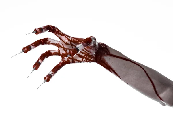 Кровавая рука со шприцем на пальцах, шприцы на пальцах ног, ручные шприцы, ужасная кровавая рука, тема Хэллоуина, доктор-зомби, белый фон, изолированный — стоковое фото