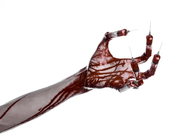 Blutige Hand mit Spritze an den Fingern, Zehen Spritzen, Handspritzen, schreckliche blutige Hand, Halloween-Thema, Zombie-Arzt, weißer Hintergrund, isoliert — Stockfoto