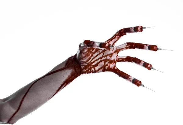 Mano insanguinata con siringa sulle dita, siringhe per dita dei piedi, siringhe a mano, orribile mano insanguinata, tema di Halloween, medico zombie, sfondo bianco, isolato — Foto Stock