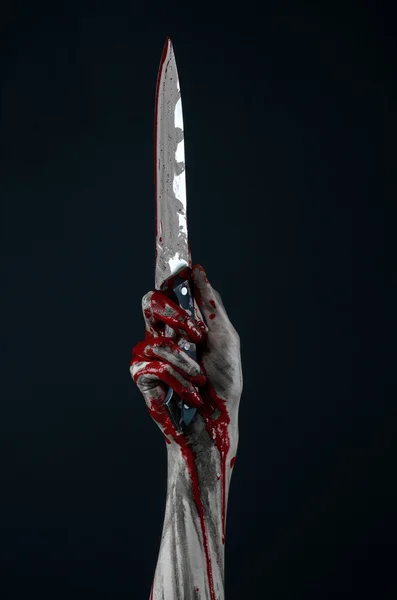 Thème d'Halloween sanglant : tueur zombie tenant un grand couteau sanglant isolé sur fond noir en studio . — Photo