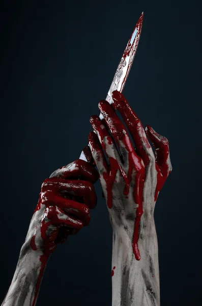 피 묻은 할로윈 테마: 스튜디오에서 검은 배경에 고립 된 큰 피 묻은 칼을 들고 좀비 킬러. — 스톡 사진