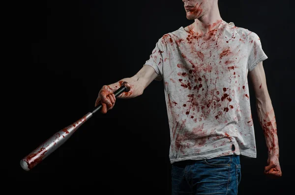 Αιματηρή θέμα: Ο τύπος σε μια αιματηρή T-shirt, κρατώντας ένα ρόπαλο αιματηρή πάνω σε μαύρο φόντο — Φωτογραφία Αρχείου