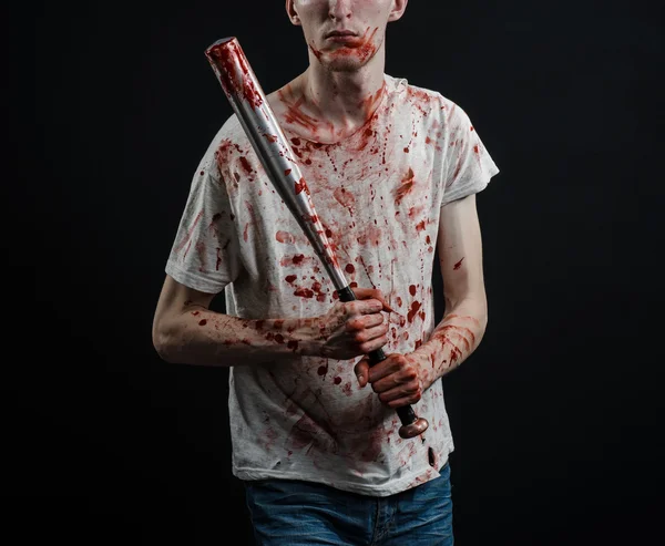 Kanlı Konu: kanlı bir yarasa siyah bir arka plan üzerinde tutarak Kanlı tişört giyen