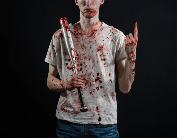 Bloody topic: The guy in a bloody T-shirt holding a bloody bat on a black background — Stock Photo, Image