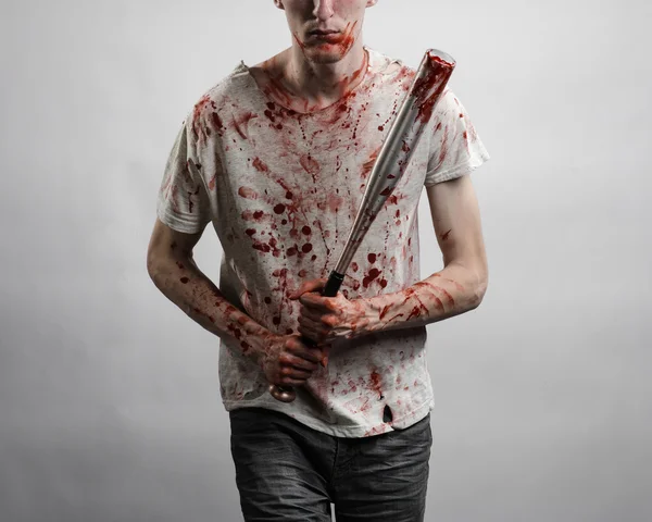血まみれのトピック: 白地に血まみれのバットを持って血 t シャツを着た男 — ストック写真