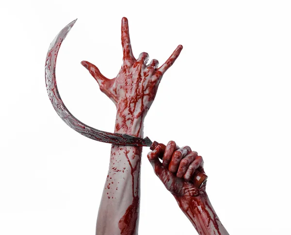 Blodig hånd holder en segl, segl blodig, blodig le, blodige tema, halloween tema, hvid baggrund, isoleret, morder, psyko, thug, en blodig kniv, blodige hænder zombier, halsbånd - Stock-foto