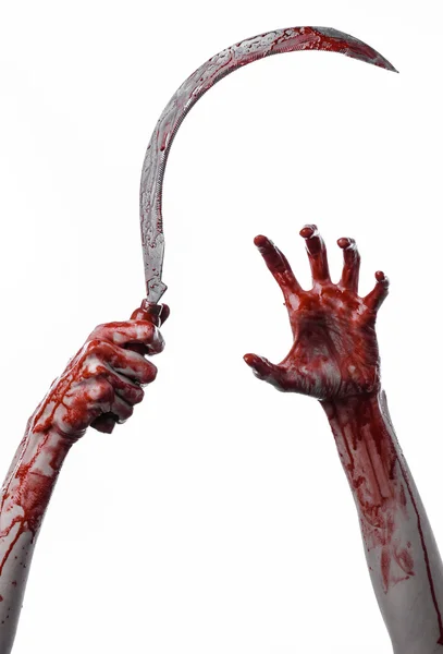 Blutige Hand mit Sichel, Sichel blutig, blutige Sense, blutiges Thema, Halloween-Thema, weißer Hintergrund, isoliert, Killer, Psycho, Schläger, ein blutiges Messer, blutige Hände von Zombies, Cutthroat — Stockfoto