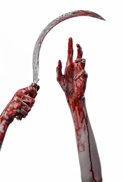 Mano insanguinata che tiene una falce, falce insanguinata, falce insanguinata, tema insanguinato, tema di Halloween, sfondo bianco, isolato, assassino, psicopatico, delinquente, un coltello insanguinato, mani insanguinate di zombie, tagliagole — Foto Stock