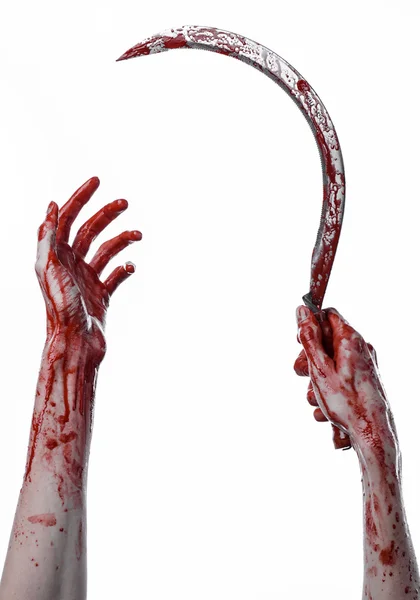 Mano insanguinata che tiene una falce, falce insanguinata, falce insanguinata, tema insanguinato, tema di Halloween, sfondo bianco, isolato, assassino, psicopatico, delinquente, un coltello insanguinato, mani insanguinate di zombie, tagliagole — Foto Stock