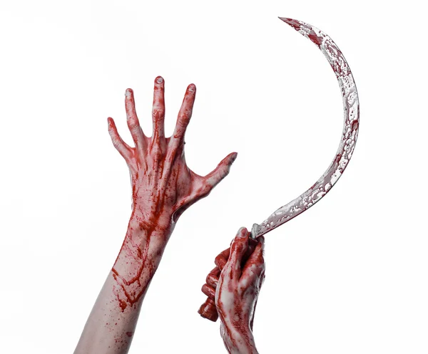 Sangrienta mano sosteniendo una hoz, hoz sangrienta, guadaña sangrienta, tema sangriento, tema de Halloween, fondo blanco, aislado, asesino, psicópata, matón, un cuchillo sangriento, manos sangrientas de zombies, degollador — Foto de Stock