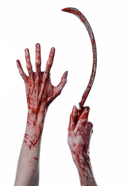 Sangrienta mano sosteniendo una hoz, hoz sangrienta, guadaña sangrienta, tema sangriento, tema de Halloween, fondo blanco, aislado, asesino, psicópata, matón, un cuchillo sangriento, manos sangrientas de zombies, degollador —  Fotos de Stock