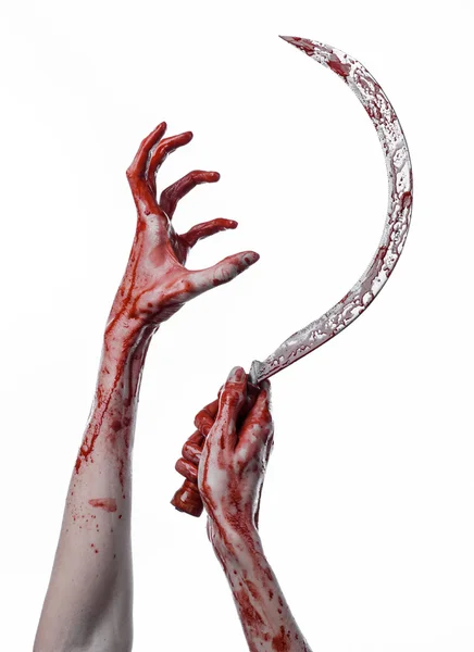 Blodiga handen håller en skära, skära blodiga, blodiga lie, blodiga tema, halloween-tema, vit bakgrund, isolerade, mördare, psycho, thug, en blodig kniv, blodiga händerna på zombies, mördande — Stockfoto