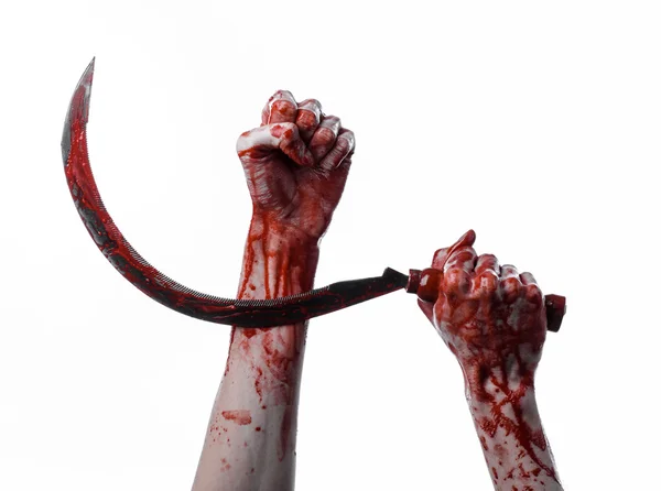 Blutige Hand mit Sichel, Sichel blutig, blutige Sense, blutiges Thema, Halloween-Thema, weißer Hintergrund, isoliert, Killer, Psycho, Schläger, ein blutiges Messer, blutige Hände von Zombies, Cutthroat — Stockfoto