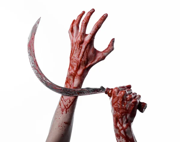 Mano insanguinata che tiene una falce, falce insanguinata, falce insanguinata, tema insanguinato, tema di Halloween, sfondo bianco, isolato, assassino, psicopatico, delinquente, un coltello insanguinato, mani insanguinate di zombie, tagliagole — Foto Stock