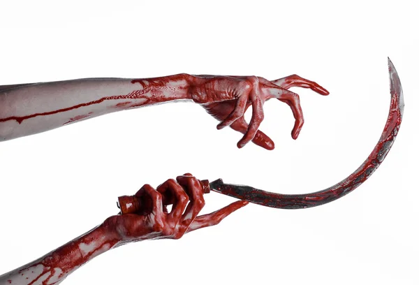 Blutige Hand mit Sichel, Sichel blutig, blutige Sense, blutiges Thema, Halloween-Thema, weißer Hintergrund, isoliert, Killer, Psycho, Schläger, ein blutiges Messer, blutige Hände von Zombies, Cutthroat — Stockfoto