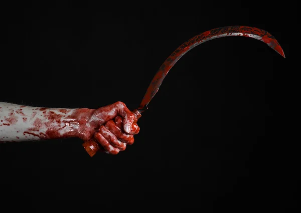 Blutige Hand mit Sichel, Sichel blutig, blutige Sense, blutiges Thema, Halloween-Thema, schwarzer Hintergrund, isoliert, Killer, Psycho, Schläger, ein blutiges Messer, blutige Hände von Zombies, Halsschlund — Stockfoto