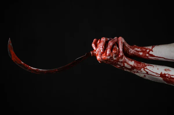 Blutige Hand mit Sichel, Sichel blutig, blutige Sense, blutiges Thema, Halloween-Thema, schwarzer Hintergrund, isoliert, Killer, Psycho, Schläger, ein blutiges Messer, blutige Hände von Zombies, Halsschlund — Stockfoto