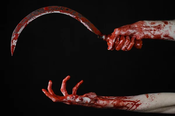 มือเปื้อนเลือด จับเคียว เลือดเคียว เลือดกําเดา ธีมเลือด ธีมฮาโลวีน พื้นหลังสีดํา — ภาพถ่ายสต็อก