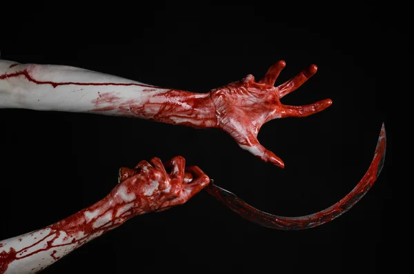 Bloedend hand met een sikkel, sikkelcelanemie bloedige, bloedige scythe, bloedige thema, halloween thema, zwarte achtergrond, geïsoleerde, killer, psycho, thug, een bloedige mes, bloedend handen van zombies, cutthroat — Stockfoto