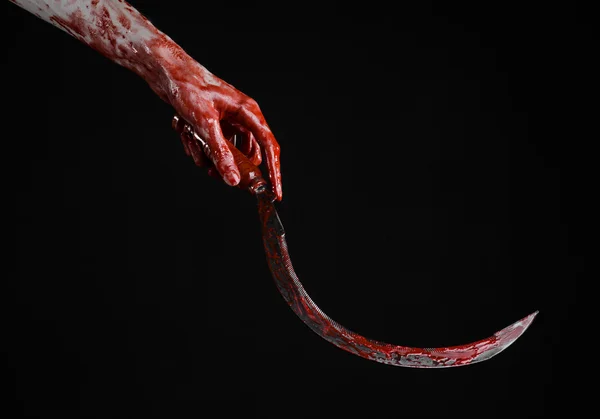 Blutige Hand mit Sichel, Sichel blutig, blutige Sense, blutiges Thema, Halloween-Thema, schwarzer Hintergrund, isoliert, Killer, Psycho, Schläger, ein blutiges Messer, blutige Hände von Zombies, Halsschlund — Stockfoto