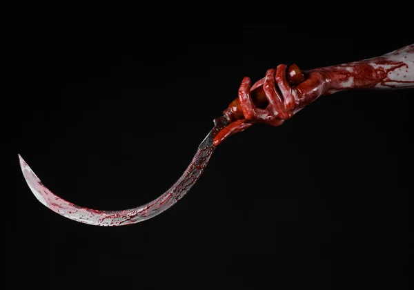 Bloody hand holding a sickle, sickle bloody, bloody scythe, bloody theme, halloween theme, black background, isolated, killer, psycho, thug, a bloody knife, bloody hands of zombies, cutthroat — Stock Photo, Image