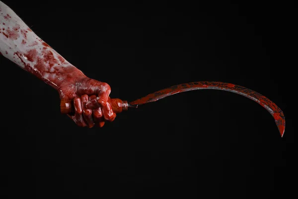 Blutige Hand mit Sichel, Sichel blutig, blutige Sense, blutiges Thema, Halloween-Thema, schwarzer Hintergrund, isoliert, Killer, Psycho, Schläger, ein blutiges Messer, blutige Hände von Zombies, Halsschlund — Stockfoto