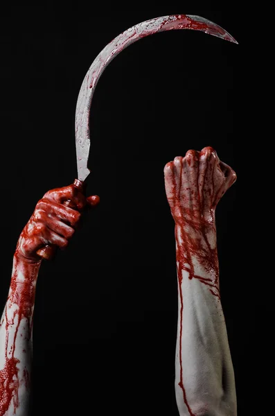 Blutige Hand mit Sichel, Sichel blutig, blutige Sense, blutiges Thema, Halloween-Thema, schwarzer Hintergrund, isoliert, Killer, Psycho, Schläger, ein blutiges Messer, blutige Hände von Zombies, Halsschlund — Stockfoto