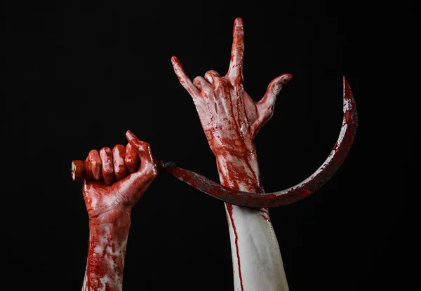Кровавая рука держа серп, серп кровавый, кровавая коса, кровавая тема, Хэллоуин тема, черный фон, изолированные, убийца, психопат, бандит, кровавый нож, кровавые руки зомби, головорез — стоковое фото