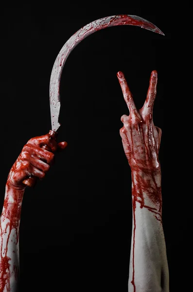 Blutige Hand mit Sichel, Sichel blutig, blutige Sense, blutiges Thema, Halloween-Thema, schwarzer Hintergrund, isoliert, Killer, Psycho, Schläger, ein blutiges Messer, blutige Hände von Zombies, Halsschlund — Stockfoto