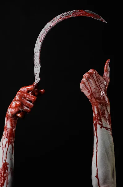 Sangrienta mano sosteniendo una hoz, hoz sangrienta, guadaña sangrienta, tema sangriento, tema de Halloween, fondo negro, aislado, asesino, psicópata, matón, un cuchillo sangriento, manos sangrientas de zombies, degollador —  Fotos de Stock